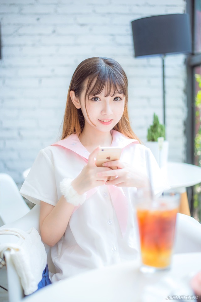 电话里，她哭着说：“亲爱的，我…我怀孕了…三个月了，不过你放心，不是你的，不用你负责。